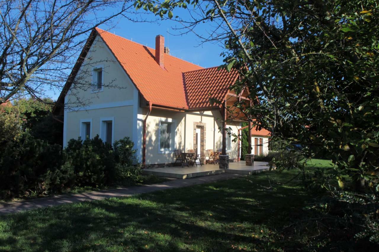 Gurudeva Bhavan Somogyvámos Eksteriør bilde